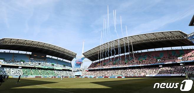27일 전북 전주시 전주월드컵경기장에서 열린 '하나원큐 K리그1 2021' 개막전 전북현대와 FC서울의 경기에서 경기 시작과 함께 폭죽이 터지고 있다. 2021.2.27/뉴스1 © News1 유경석 기자