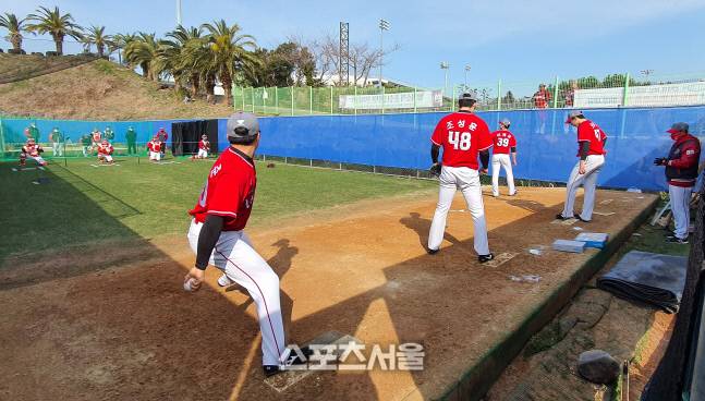 SSG 젊은 투수들이 15일 제주 서귀포시 강창학구장에서 불펜 투구를 하고 있다. 서귀포 | 장강훈기자 zzang@sportsseoul.com