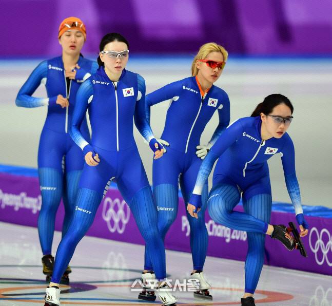 2018 평창동계올림픽 여자 팀추월 경기를 앞두고 박지우, 김보름, 노선영, 박승희(오른쪽부터)가 연습하고 있다. 스포츠서울DB