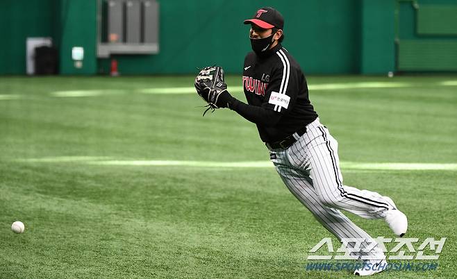 루이즈 '훈련 내내 잘 잡히던 타구가 하필 커피가 걸린 내기에서는 실책'