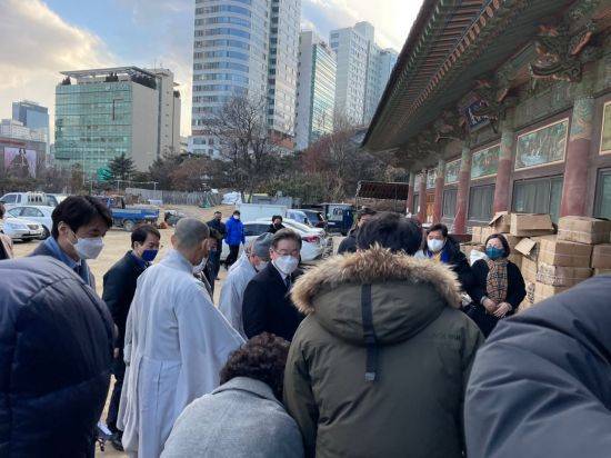 이재명 더불어민주당 대선후보는 16일 오후 자승 스님 등 불교계 인사들을 만나기 위해 서울 강남구 봉은사를 찾았다. / 사진=이명환 기자