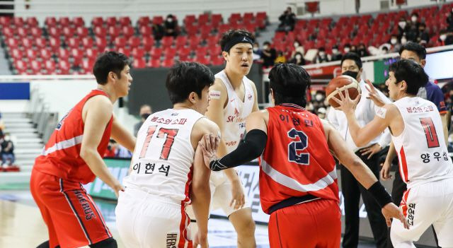 15일 열린 현대모비스와 SK의 경기. /KBL 제공