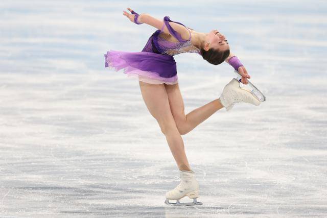 금지 약물을 복용해 논란에 휩싸인 러시아올림픽위원회(ROC)의 카밀라 발리예바가 15일 중국 베이징의 캐피털 실내경기장에서 열린 2022 베이징 동계올림픽 피겨 여자 싱글 쇼트프로그램 경기에서 연기하고 있다. 발리예바는 착지 실수에도 1위를 차지했다. 베이징=뉴스1