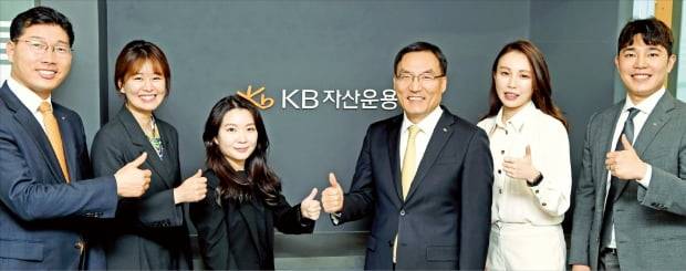 ‘2022 대한민국 펀드대상’ 종합대상을 차지한 KB자산운용의 이현승 대표(오른쪽 세 번째)와 임직원이 15일 서울 여의도 KB자산운용 본사에서 포즈를 취하고 있다.  허문찬 기자