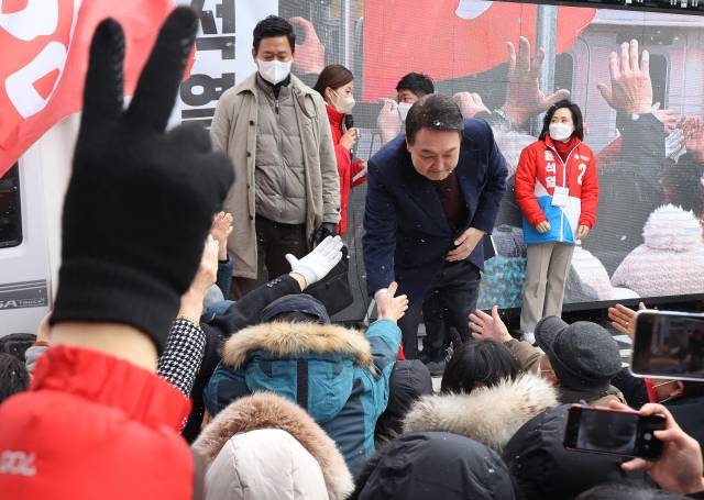 국민의힘 윤석열 대선 후보가 16일 오전 광주 광산구 송정매일시장에서 열린 거점유세에서 지지자들과 인사하고 있다. 공동취재단