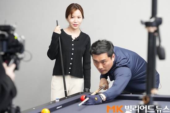 당구 유튜브 "빌리퀸" 출연자 (왼쪽부터)김진아와 차명종이 촬영 진행중이다. 차명종의 시범을 보고있는 김진아.