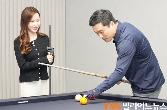 차명종이 김진아에게 레슨 내용을 설명중이다.