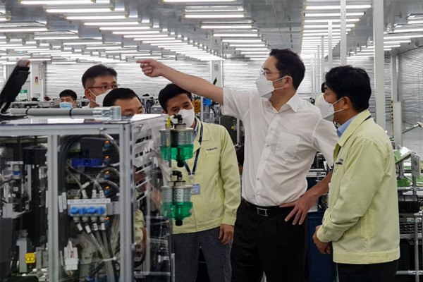 Samsung Group heir Jay Y. Lee visits a Samsung smartphone plant in Hanoi, Vietnam on Oct. 2020. [Photo provided by Samsung Electronics Co.]