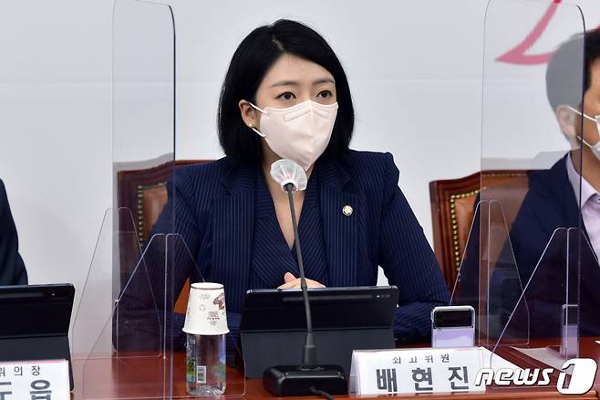 (서울=뉴스1) 구윤성 기자 = 배현진 국민의힘 최고위원이 27일 서울 여의도 국회에서 열린 최고위원회의에서 발언하고 있다. 2021.9.27/뉴스1