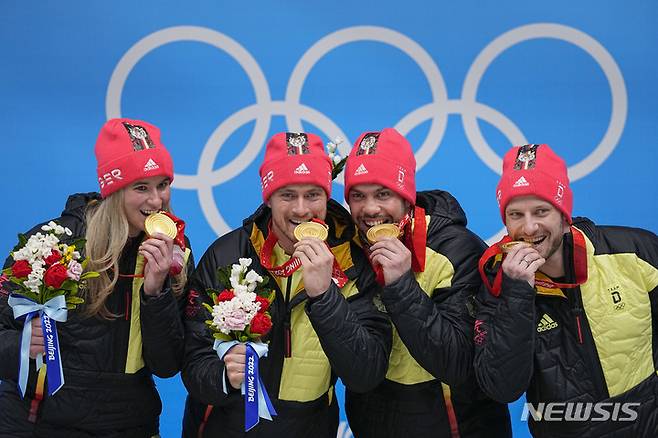 [베이징=AP/뉴시스] 2022 베이징동계올림픽 루지 팀 릴레이에서 금메달을 딴 독일 선수단. 2022.02.10