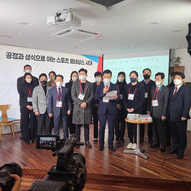사격 황제 진종오와 유도 장성호 등 체육인들이 16일 국민의 힘 윤석열 대통령 후보 지지 선언을 하고 있다. 윤석열과 함께 여는 스포츠 르네상스