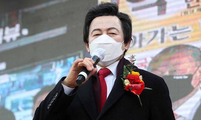 허경영 국가혁명당 대선 후보가 20대 대선 공식 선거운동 개시일인 지난 15일 서울 여의도 국회 앞에서 출정식을 열고 연설을 하고 있다.뉴시스