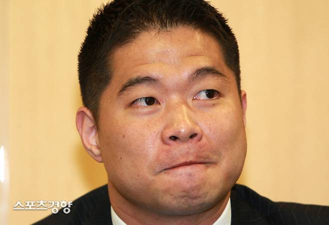 프로농수 선수 출신 방송인 현주엽의 학폭 폭로를 두고 진실공방이 오가는 가운데 현주협 측의 입장을 재차 반박하는 주장이 나왔다. 경향신문 자료사진