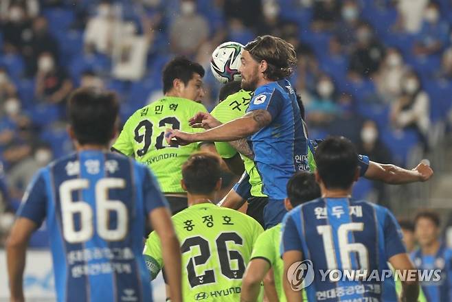 지난 시즌 전북-울산 선수들 경기 모습 [연합뉴스 자료사진]