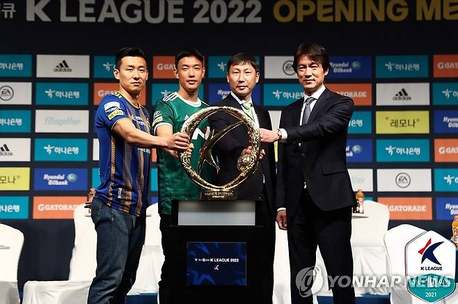 2022 K리그1 개막 미디어데이 (서울=연합뉴스) 14일 서울 용산구 백범김구기념관에서 열린 2022 K리그1 개막 미디어데이에서 울산의 김태환(왼쪽부터), 전북의 홍정호, 김상식 전북 감독, 홍명보 울산 감독이 기념 촬영을 하고 있다. 2022.2.14 [한국프로축구연맹 제공. 재판매 및 DB 금지] photo@yna.co.kr