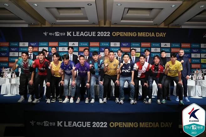 2022 K리그2 개막 미디어데이 (서울=연합뉴스) 15일 오후 서울 용산구 백범김구기념관에서 열린 2022 K리그2 개막 미디어데이에서 구단 감독 및 선수들이 기념 촬영하고 있다. 2022.2.15
    [한국프로축구연맹 제공. 재판매 및 DB 금지] photo@yna.co.kr