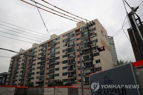 강남 재건축 부담금 1호 단지인 서초구 반포 현대의 재건축 이전 모습. 2018.5.16 [연합뉴스 자료사진]