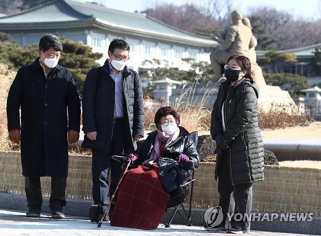 이용수 할머니, '위안부'문제 CAT 회부 촉구 서한에 대한 답변 요구 (서울=연합뉴스) 이재희 기자 = 일본군 '위안부' 피해자 이용수 할머니가 16일 오전 청와대 앞 분수대 광장에서 '위안부' 문제 유엔 고문방지위원회(CAT) 회부 촉구 서한에 대한 답변을 요구하고 있다. 이 할머니는 지난달 25일 청와대에 '위안부' 문제 CAT 회부 촉구 서한을 전달했다. 2022.2.16 scape@yna.co.kr