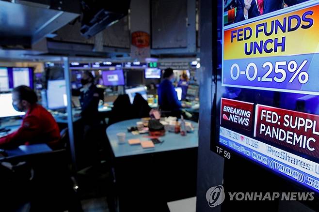 연준 금리 발표 주시하는 미 뉴욕 증권거래소 트레이더들 [뉴욕 로이터=연합뉴스 자료사진. 재판매 및 DB저장 금지]