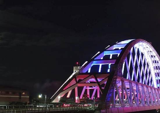 (러시아 국방부 사진=연합뉴스) 러시아 남부군관구 소속 군대의 군사장비를 실은 열차가 크림반도 훈련을 끝내고 원주둔지로 복귀하면서 반도와 러시아 내륙을 연결하는 '크림교'를 건너고 있다.