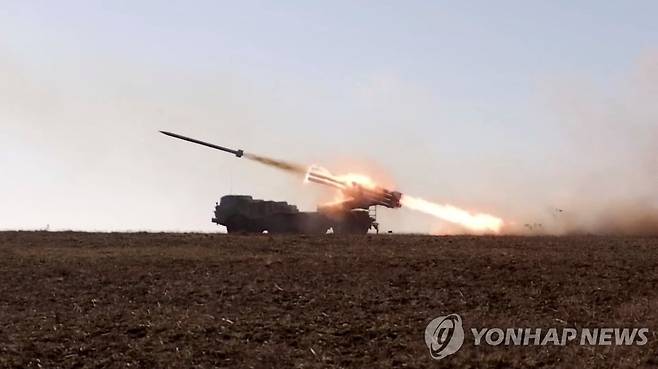 우크라 인근 크림반도서 다연장로켓 발사 훈련하는 러시아군 (오푸크 로이터=연합뉴스) 15일(현지시간) 우크라이나 남쪽 크림반도의 오푸크 훈련장에서 러시아군이 다연장로켓인 '우라간' 발사 훈련을 하고 있다. 세르게이 라브로프 러시아 외무장관은 이날 "(우크라이나 접경지역) 훈련이 계획된 대로 시작되고 진행되며 종료될 것"이라고 발했다. [러시아 국방부 제공 영상 캡처. 재판매·DB 금지]. 2022.2.16 sungok@yna.co.kr