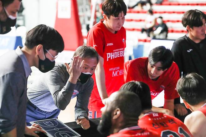 현대모비스 유재학 감독(왼쪽 두번쨰)과 선수들 [KBL 제공. 재판매 및 DB 금지]