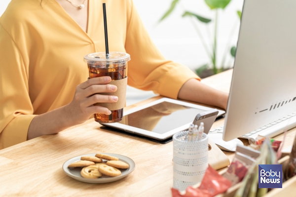 커피, 차, 탄산음료처럼 자주 마시는 음료들이 장 내 가스를 유발할 수도 있습니다. 커피나 차는 물론이고 여기에 들어가는 우유나 시럽 등도 모두 포드맵이 높은 식품입니다.&nbsp;ⓒ베이비뉴스