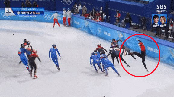 ‘2022 베이징 동계올림픽’ 쇼트트랙 남자 5000m 계주 결승에서 넘어진 중국의 쑨룽(사진=SBS 중계방송 캡처)
