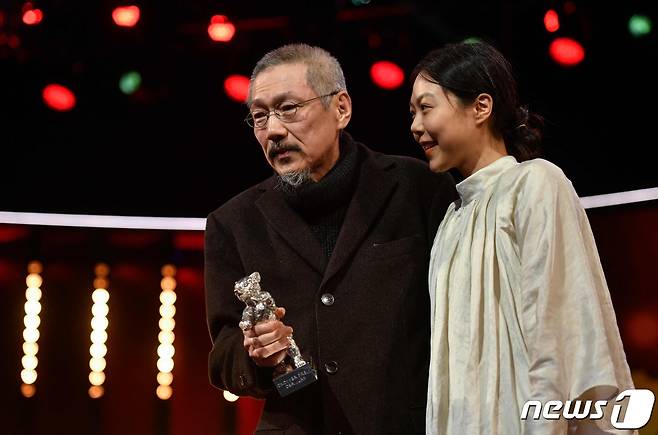 베를린국제영화제 시상식에서 홍상수 감독과 김민희  © AFP=뉴스1