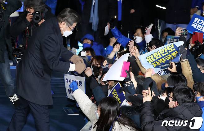 이재명 더불어민주당 대통령후보가 17일 홍대상상마당앞에서 열린 집중유세에서 지지자들과 인사를 하고 있다. 2022.2.17/뉴스1 © News1 국회사진취재단