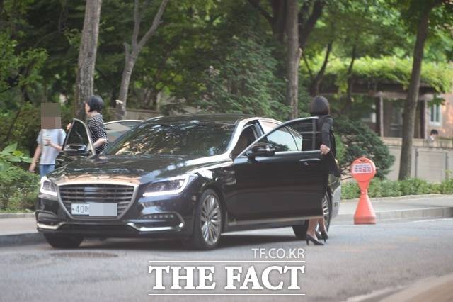 김혜경 씨를 수행해 논란을 빚고 있는 배 모(오른쪽)씨와 또다른 수행 공무원.