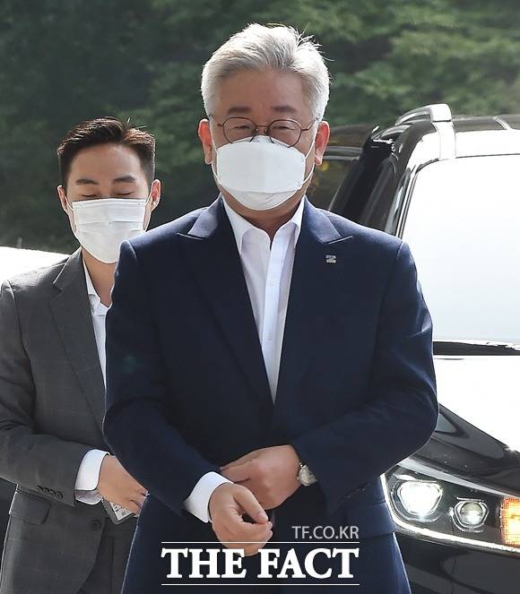 이재명 경기도지사 자택에 관용차가 주차된 시기에 이 지사는 승합차인 카니발을 주로 이용했다. 2020년 대법원의 무죄 취지 파기환송 판결로 지사직을 유지하게 된 이 지사가 카니발을 이용해 경기도청으로 출근하는 모습. /뉴시스