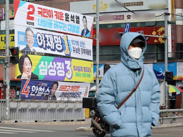 제20대 대통령선거 공식 선거운동 시작일인 15일 오전 서울 시내 한 도로에 대선 후보들의 현수막 사진이 게시돼 있는 모습. 뉴스1