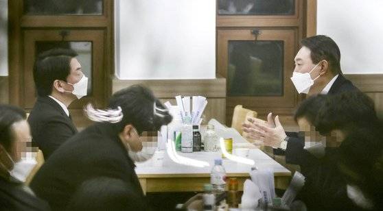 윤석열 국민의힘 대선후보가 16일 저녁 천안 단국대병원에 마련된 안철수 국민의당 후보 선거 운동원 빈소에서 안 후보와 대화를 나누고 있다. 김상선 기자