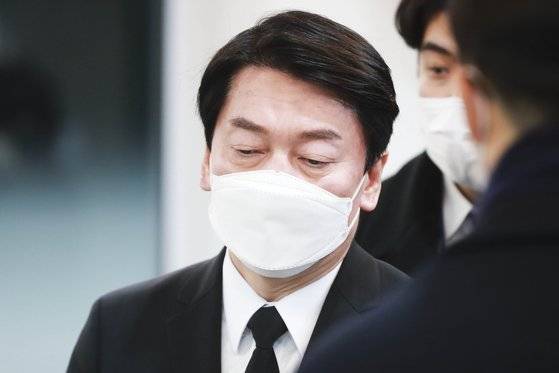 국민의당 안철수 대선 후보가 16일 저녁 천안 동남구 단국대병원 장례식장에 마련된 손평오 논산?계룡?금산 지역선대위원장의 빈소를 나서고 있다. 김상선 기자