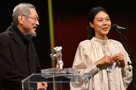 영화감독 홍상수와 연인 김민희가 16일(현지시간) 독일 베를린에서 열린 ‘제72회 베를린 국제영화제’ 시상식에 나란히 참석했다. 홍상수는 ‘소설가의 영화’로 은곰상 심사위원대상을 받았다. 2022-02-17 베를린 EPA 연합뉴스
