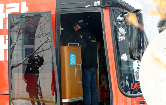 경찰과 고용노동부 등이 지난 16일 천안동남경찰서 주차장으로 옮겨온 안철수 후보 유세버스에 올라가 합동 감식을 벌이고 있다. 연합뉴스