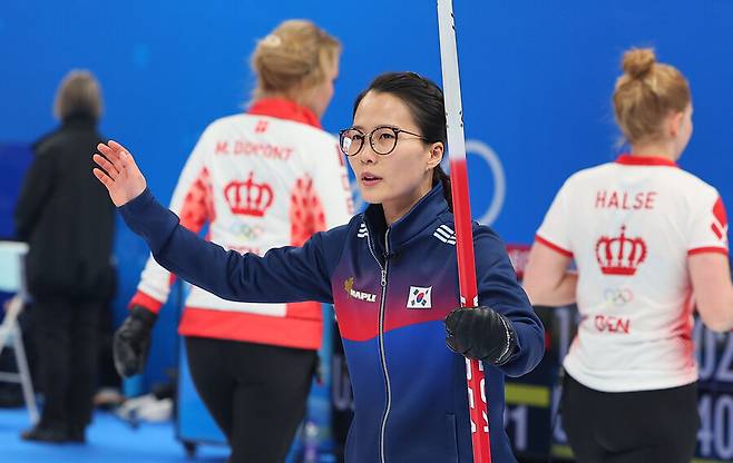 ▲ 팀 킴의 스킵 김은정이 덴마크와 펼친 베이징 동계 올림픽 예선 8차전에서 10엔드 마지막 샷으로 득점을 올린 뒤 환호하고 있다. ⓒ연합뉴스