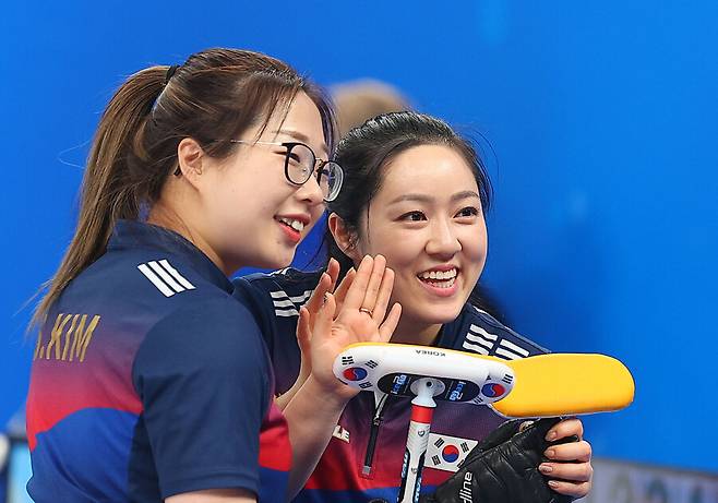 ▲ 베이징 올림픽 예선 8차전 덴마크전에서 승리한 뒤 기뻐하는 김선영(왼쪽)과 김경애 ⓒ연합뉴스