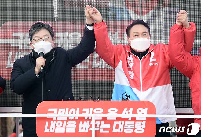 유승민 전 의원(왼쪽)이 17일 오후 서울 동묘앞역 일대에서 열린 "나라를 바로 세웁시다＂ 종로 지역 유세에서 윤석열 국민의힘 대선 후보의 지지를 호소하고 있다. 2022.2.17/뉴스1 © News1 국회사진취재단