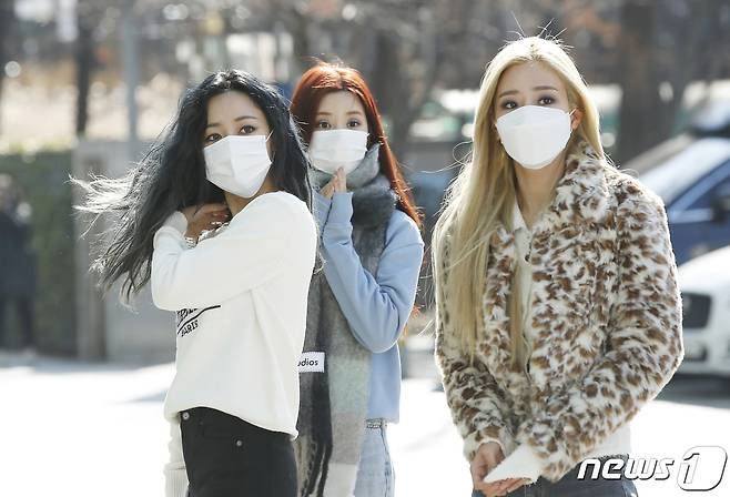 에이핑크(Apink) 김남주(왼쪽부터), 박초롱, 윤보미가 17일 오후 서울 양천구 목동 SBS에서 진행된 SBS 라디오 파워FM '두시탈출 컬투쇼' 출연을 위해 방송국으로 들어서고 있다. © News1 권현진 기자