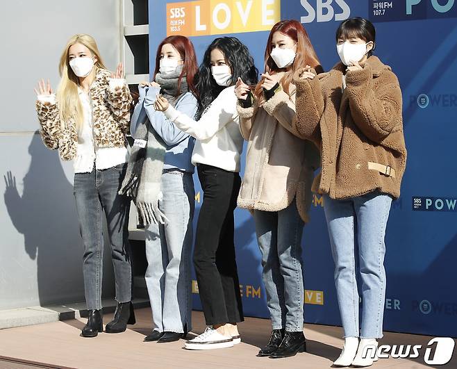 에이핑크(Apink) 윤보미(왼쪽부터), 박초롱, 김남주, 오하영, 정은지가 17일 오후 서울 양천구 목동 SBS에서 진행된 SBS 라디오 파워FM '두시탈출 컬투쇼' 출연을 위해 방송국으로 들어서며 포즈를 취하고 있다. © News1 권현진 기자
