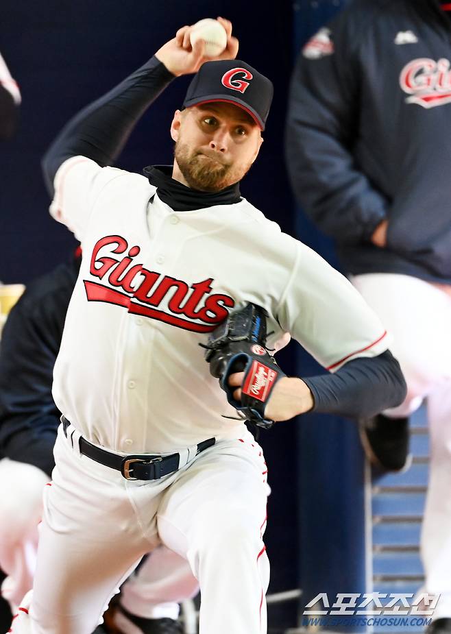 18일 롯데 자이언츠 선수단이 김해 상동구장에서 스프링캠프 훈련을 가졌다. 스파크맨이 불펜피칭을 하고 있다. 김해=허상욱 기자