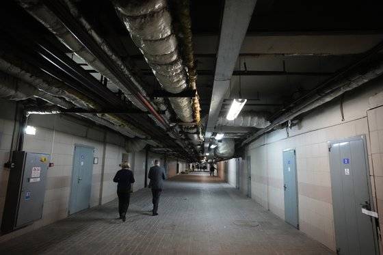 우크라이나 수도 키예프 시 당국은 16일(현지시간) 미디어 투어를 통해 주요 기차역에 있는 공습 대피소를 공개했다. 시 당국 관계자가 공습 대피소 안을 걸어가고 있다. [AP=연합뉴스]