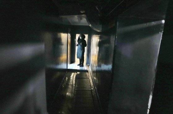 우크라이나 수도 키예프에 있는 주요 기차역 내 공습 대피소. 키예프 시 당국은 16일(현지시간) 기자들을 초청해 비상 상황시 은신할 수 있는 공간을 공개했다. [AP=연합뉴스]