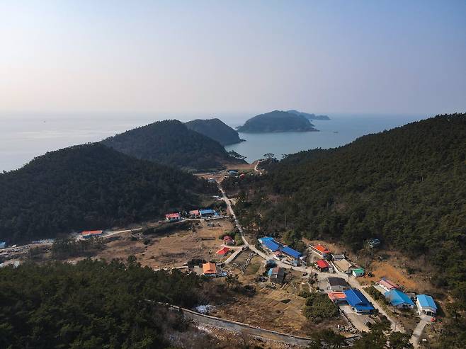 138명이 사는 작은 섬, 방축도. 배 타고 훌쩍 찾아가서 두세시간 걷기여행을 즐기고 오기 좋다.