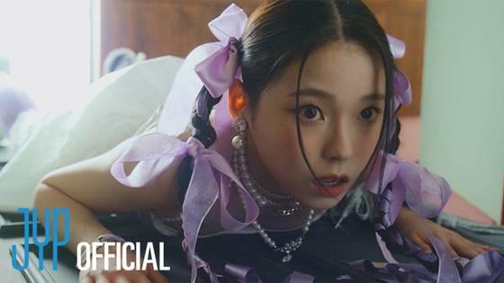 Upcoming girl group Nmixx revealed the music video teaser for its debut song “O.O” on Friday. [JYP ENTERTAINMENT]