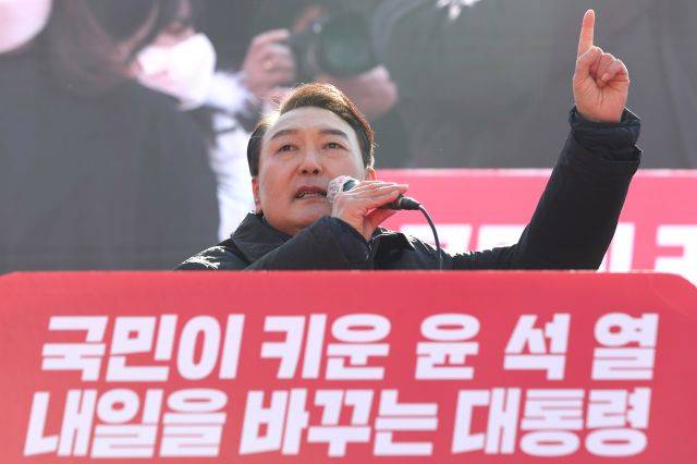 윤석열 국민의힘 대선 후보가 17일 경기 성남시 분당구 야탑역 1번 출구에서 “부패 없는 성남! 공정한 대한민국!” 성남 유세를 펼치고 있다. 국회사진기자단