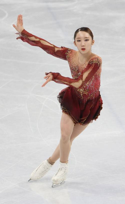 김예림이 같은 경기에서 오페라 ‘투란도트’ 중 바이올린 판타지 음악에 맞춰 스텝 시퀀스 연기를 하는 모습. 베이징=권현구 기자