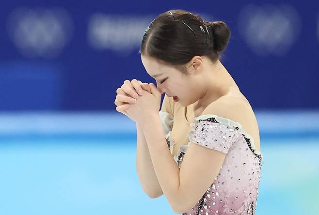 17일 오후 중국 베이징 캐피털 실내경기장에서 열린 2022 베이징 동계올림픽 피겨스케이팅 여자 싱글 프리스케이팅에 출전해 영화 '레미제라블' 사운드트랙(OST) 음악에 맞춰 연기를 마친 뒤 두 손을 모아 기도하는 유영 / 사진=연합뉴스